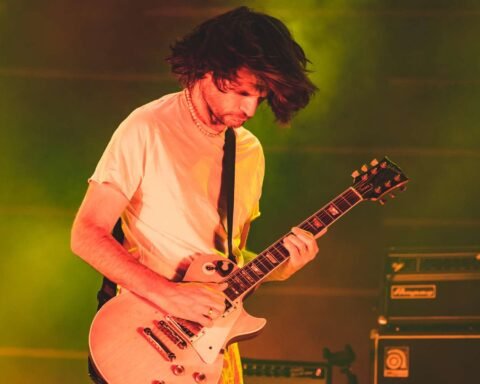 Jonny Greenwood sobre el escenario con su guitarra