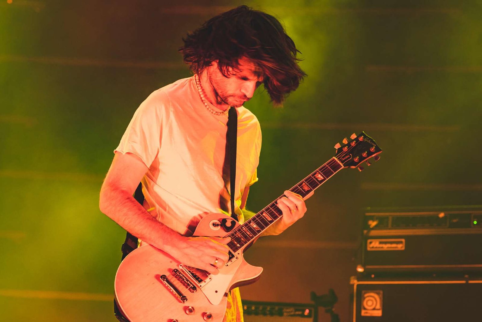 Jonny Greenwood sobre el escenario con su guitarra