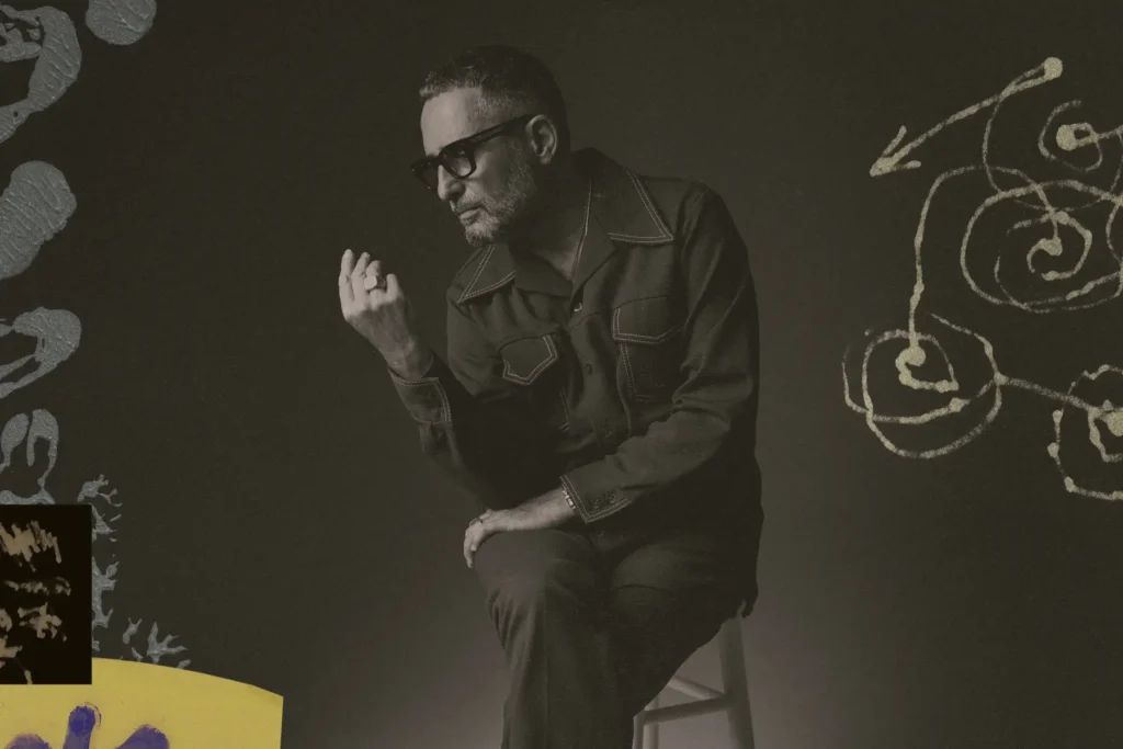 Jorge Drexler sentado en un taburete