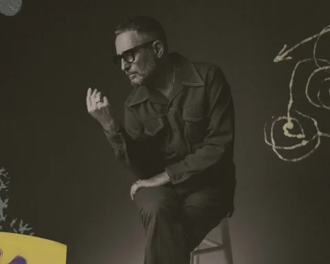 Jorge Drexler sentado en un taburete