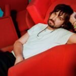 Kevin Parker de Tame Impala sobre un sofá