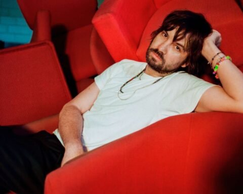 Kevin Parker de Tame Impala sobre un sofá