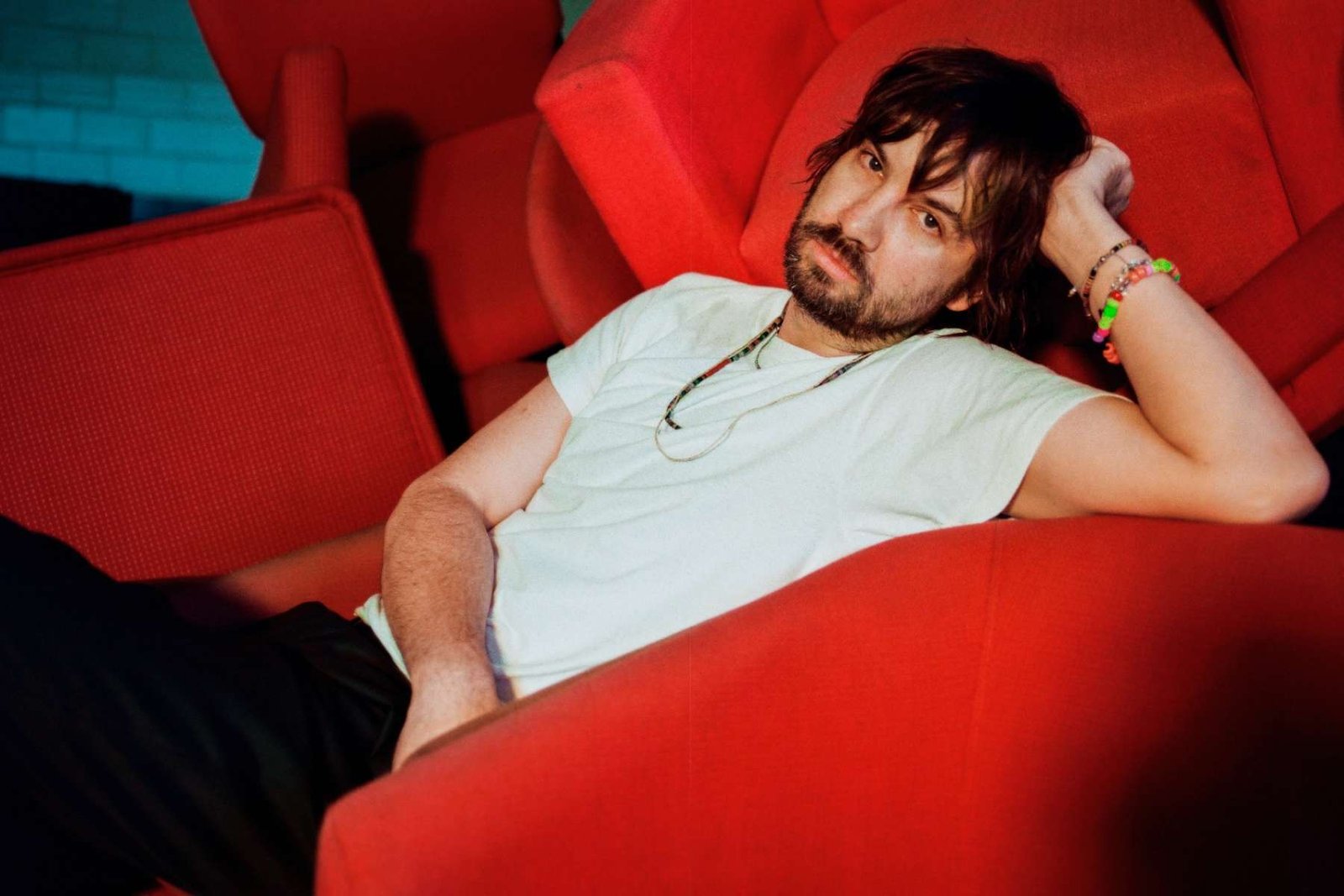 Kevin Parker de Tame Impala sobre un sofá