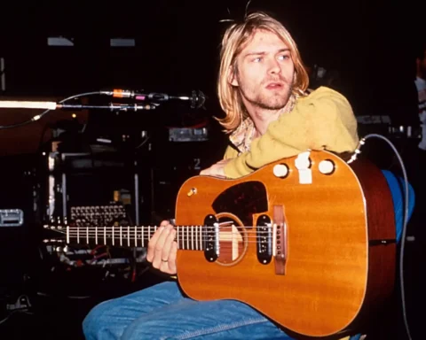 Kurt Cobain con su guitarra en el estudio