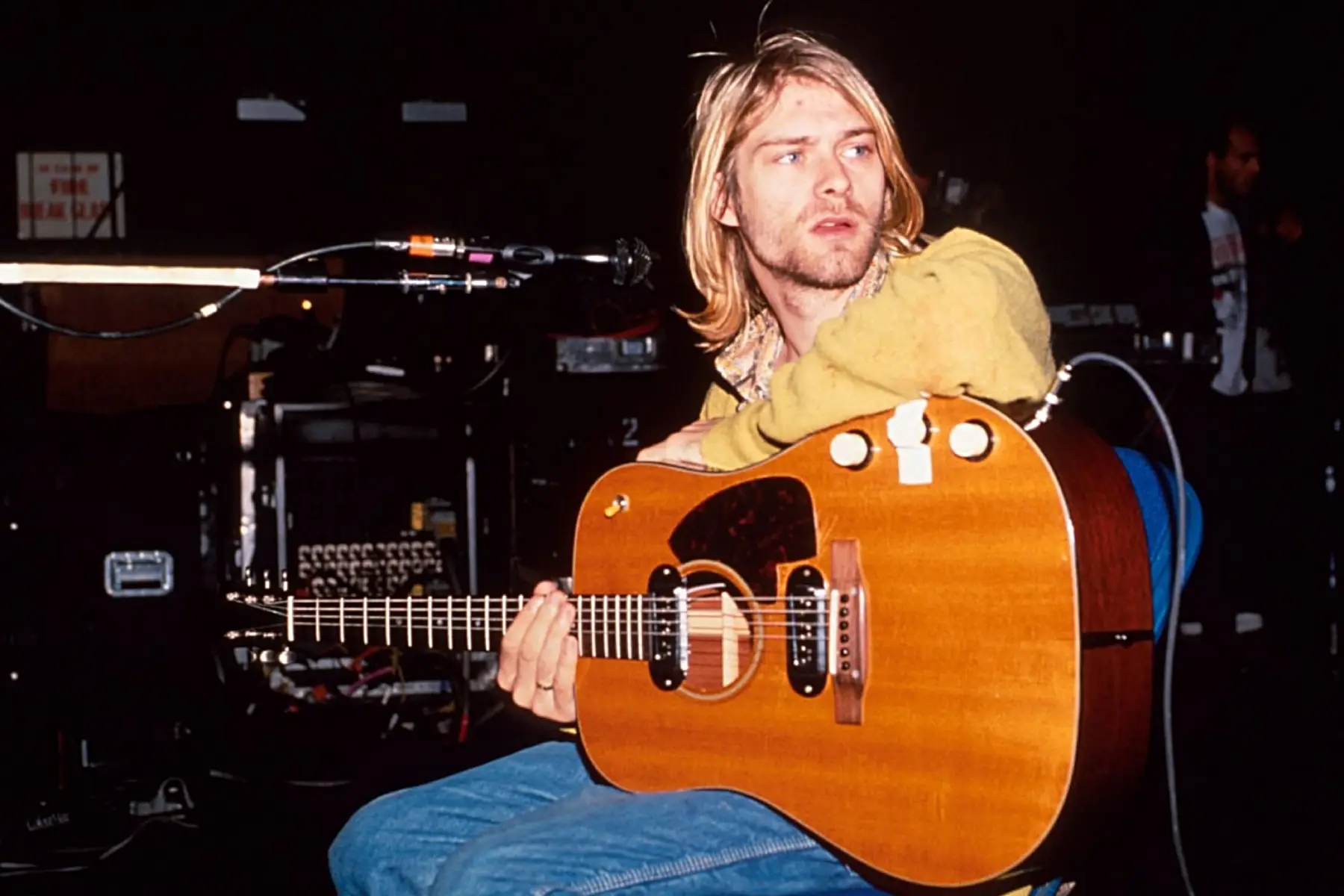 Kurt Cobain con su guitarra en el estudio