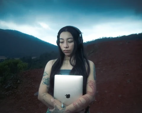 La Virgencita sosteniendo una Macbook