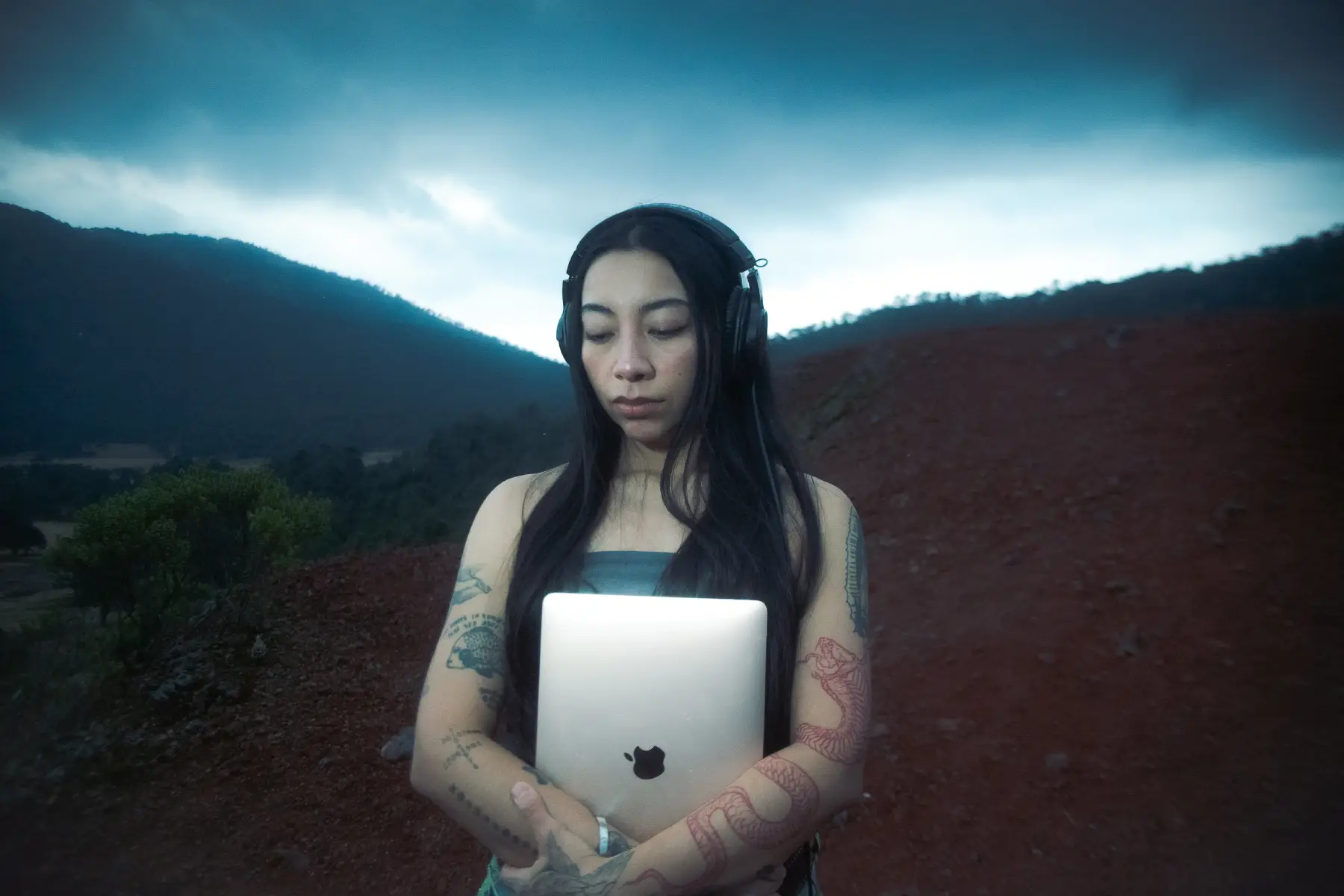 La Virgencita sosteniendo una Macbook