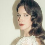 Lana del Rey sobre fondo amarillo