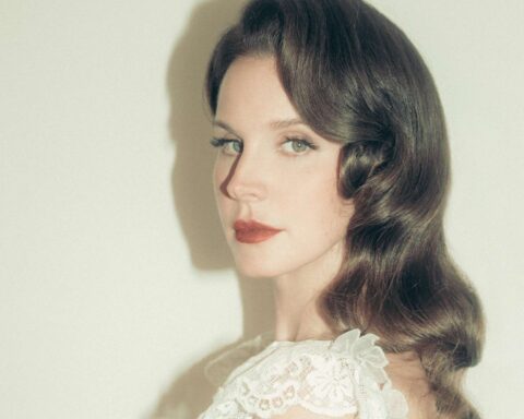 Lana del Rey sobre fondo amarillo