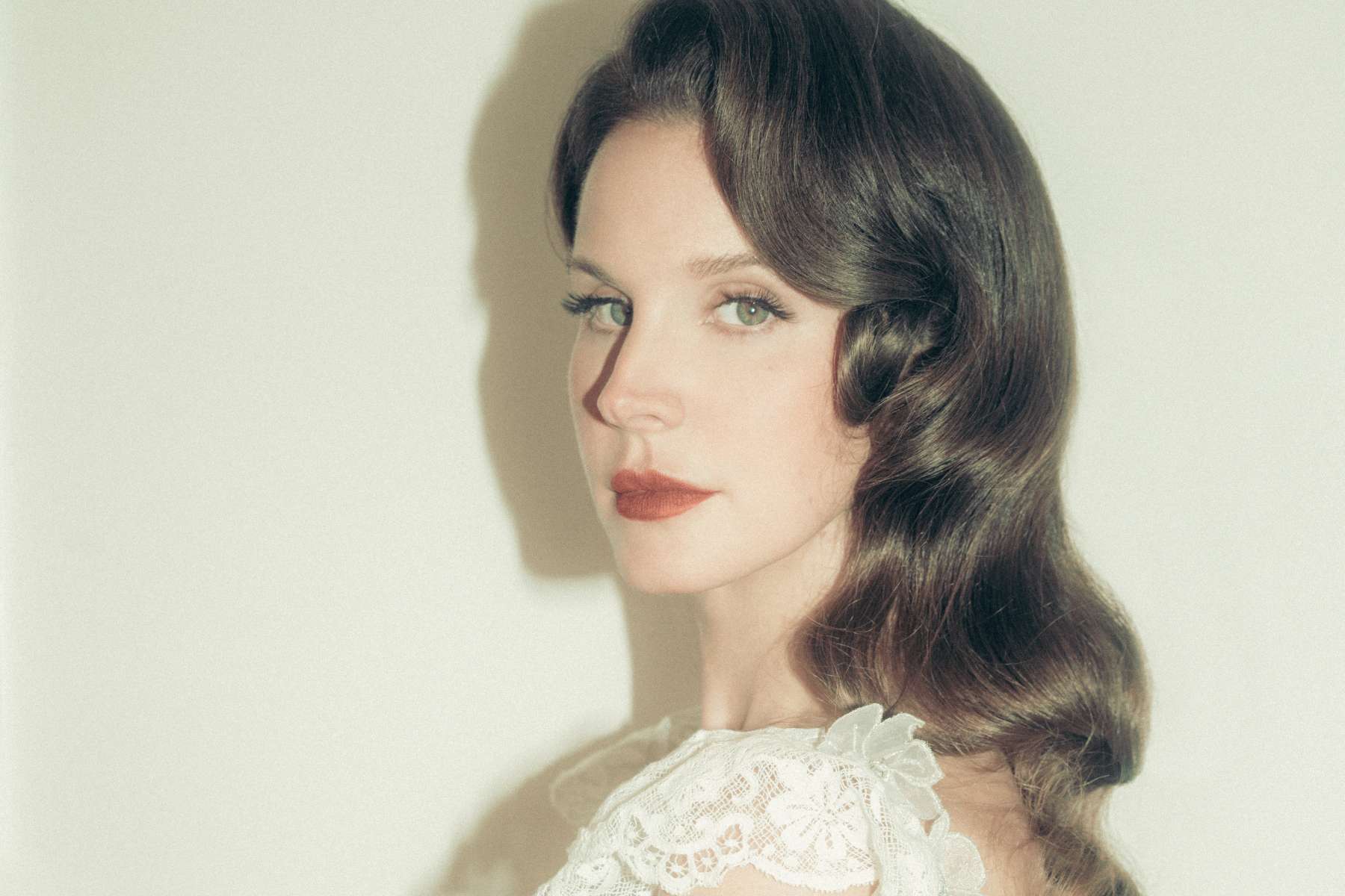 Lana del Rey sobre fondo amarillo