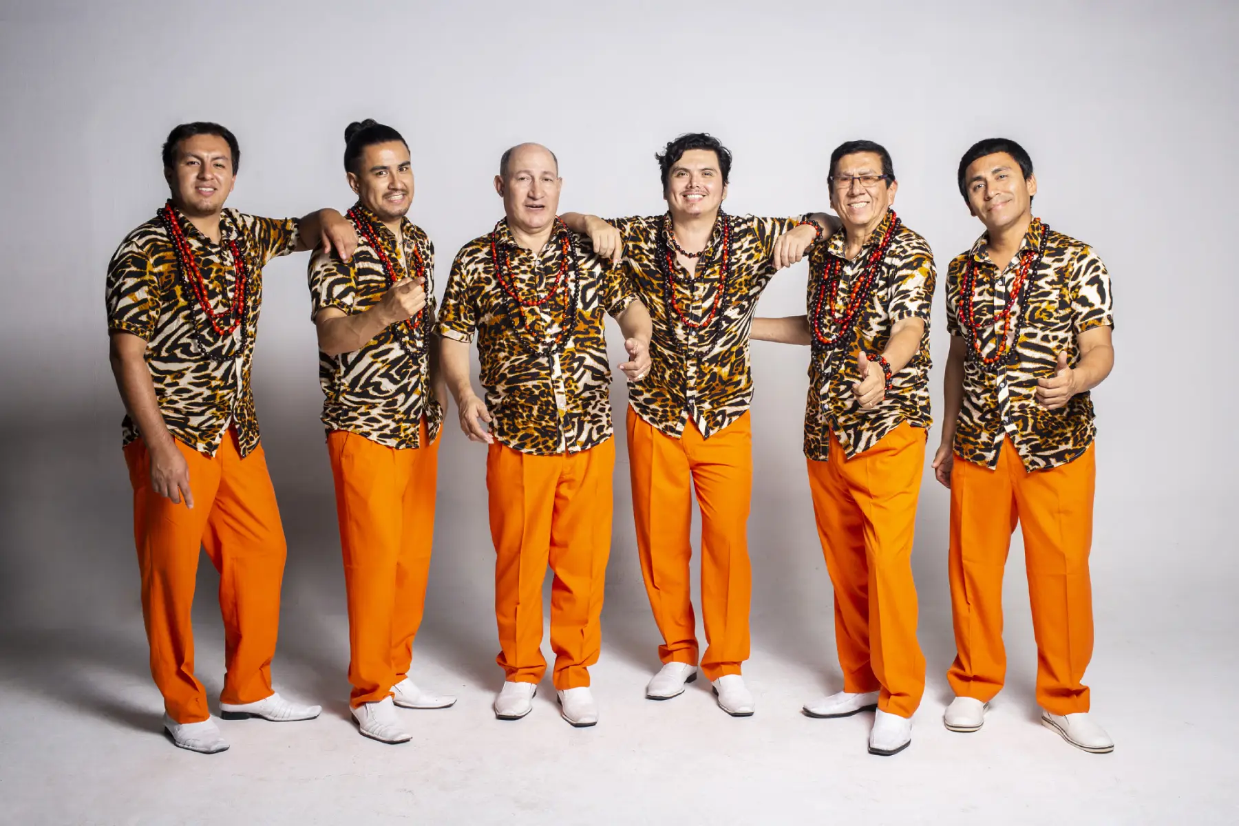 Los Mirlos con trajes típicos