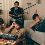 Los Niños Vudú tocando en una sala