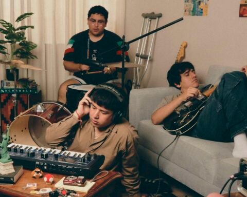 Los Niños Vudú tocando en una sala