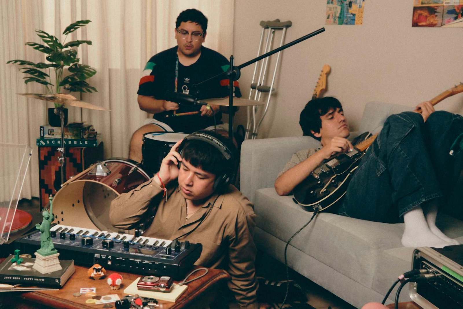 Los Niños Vudú tocando en una sala