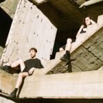 Misma sentados en un edificio