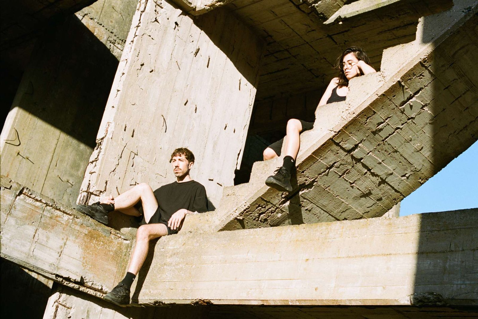 Misma sentados en un edificio