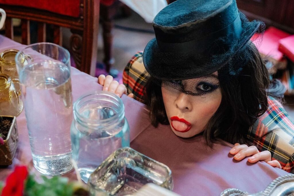 Mitski con su sombrero