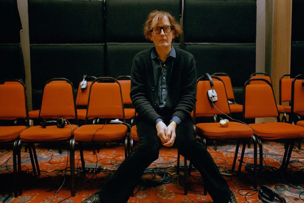 Jarvis Cocker de Pulp en una silla