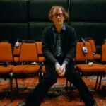 Jarvis Cocker de Pulp en una silla