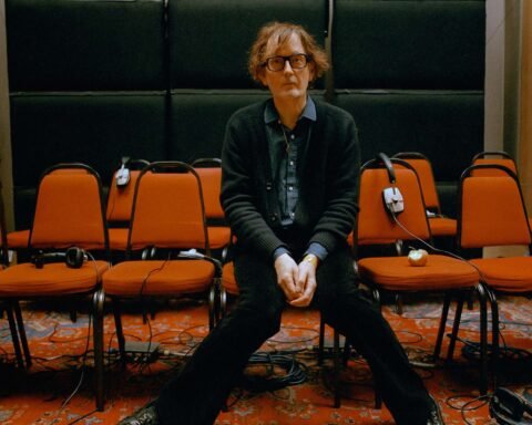 Jarvis Cocker de Pulp en una silla