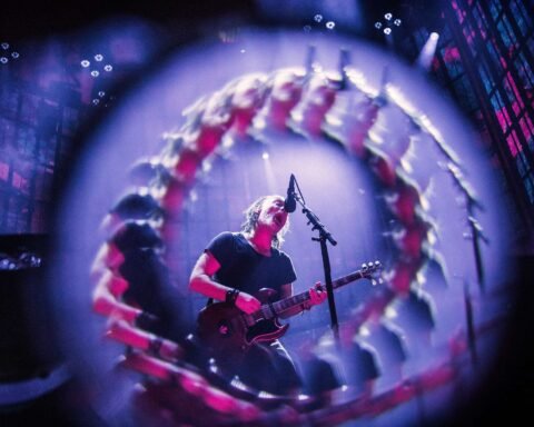 Thom Yorke de Radiohead cantando