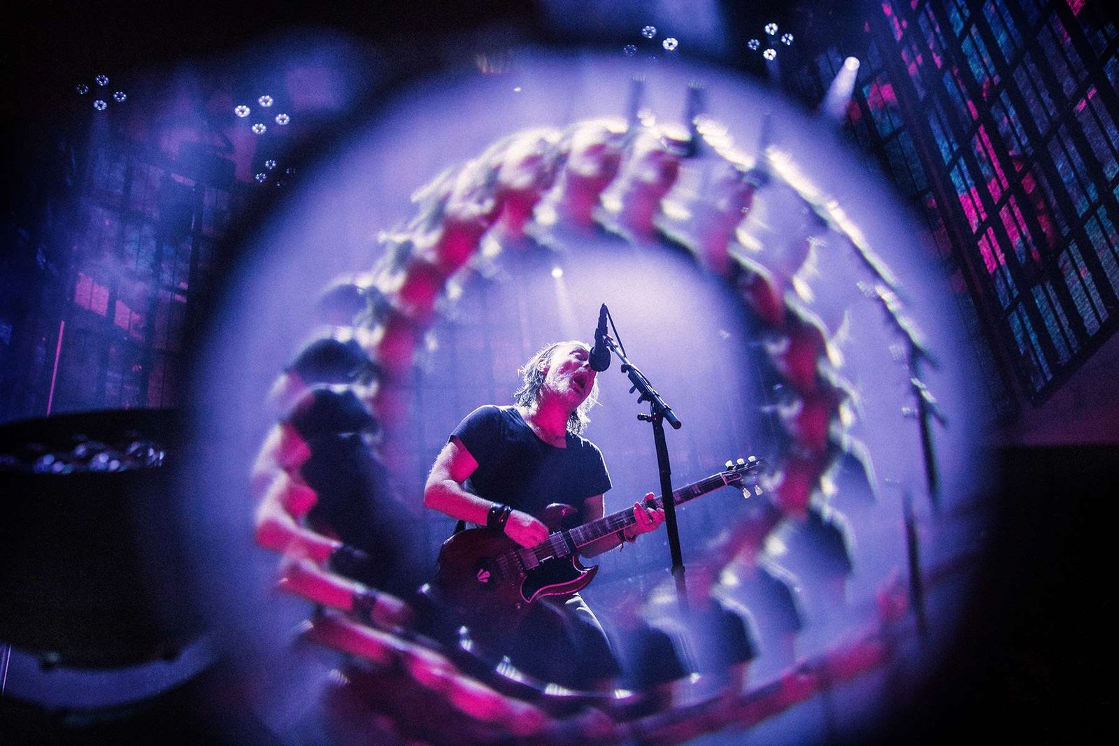 Thom Yorke de Radiohead cantando