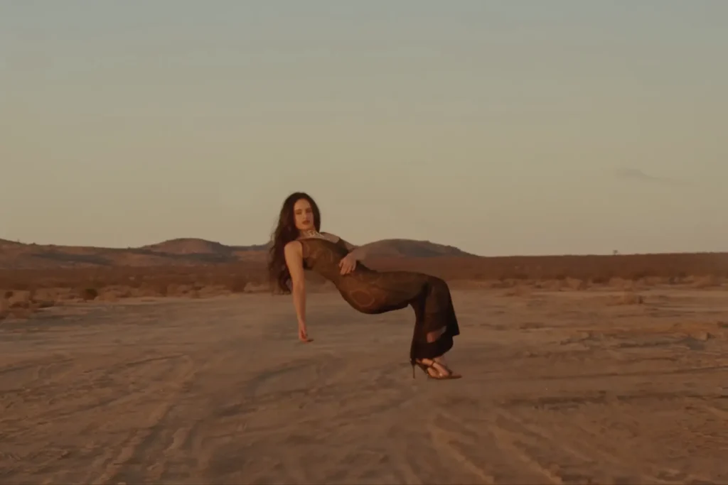 Rosalía flotando en un desierto