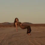 Rosalía flotando en un desierto
