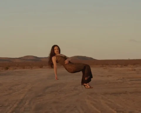 Rosalía flotando en un desierto