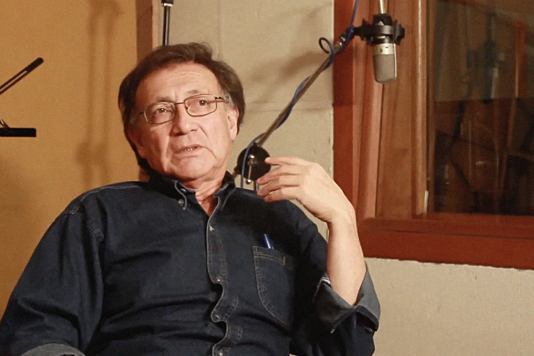 Saúl Cornejo en su estudio de grabación