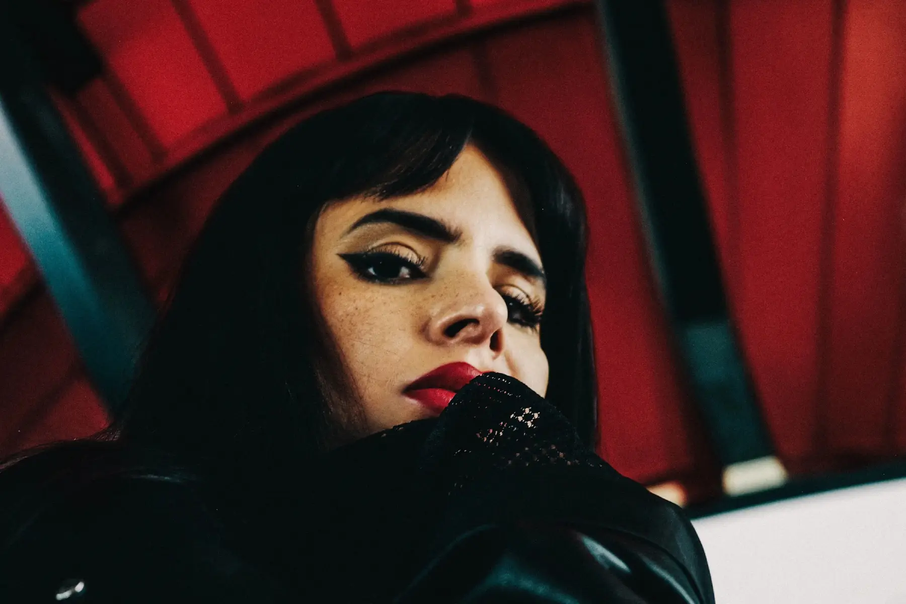 Sofia Kourtesis en contrapicado