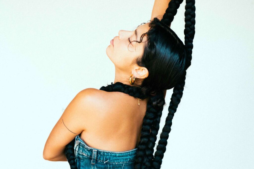 Tamara Flores con vestido turquesa