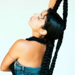 Tamara Flores con vestido turquesa