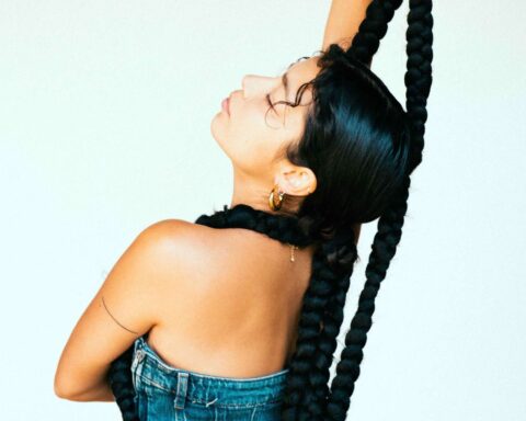 Tamara Flores con vestido turquesa