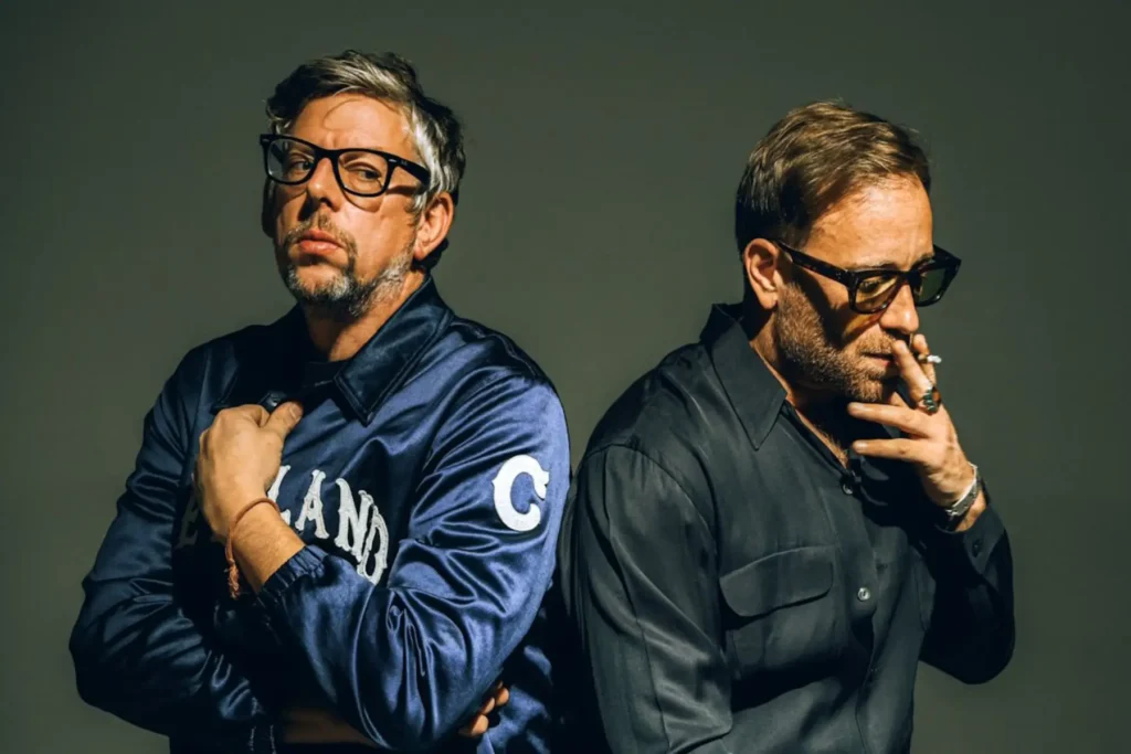 The Black Keys con fondo verde