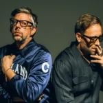 The Black Keys con fondo verde