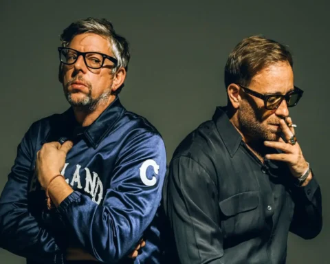 The Black Keys con fondo verde