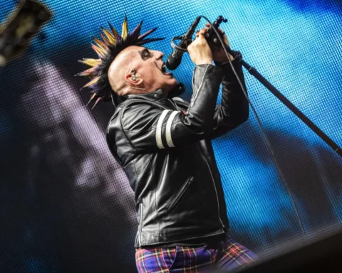 Tool y su vocalista cantando con el micro