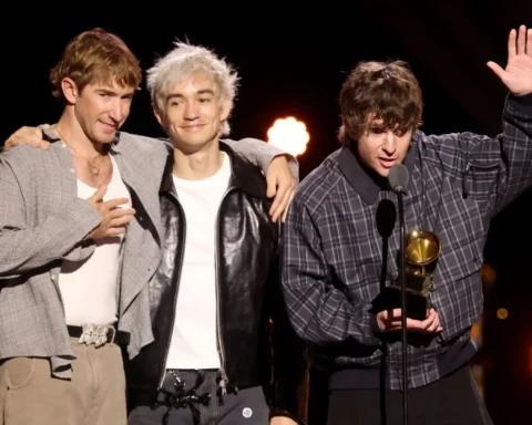 Turnstile recibiendo el Grammy 2026