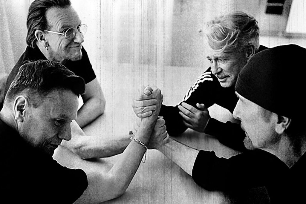 U2 chocando puños en una mesa