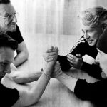 U2 chocando puños en una mesa