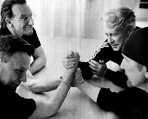 U2 chocando puños en una mesa