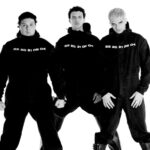 Usted Señalemelo con trajes negros