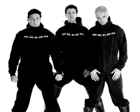 Usted Señalemelo con trajes negros