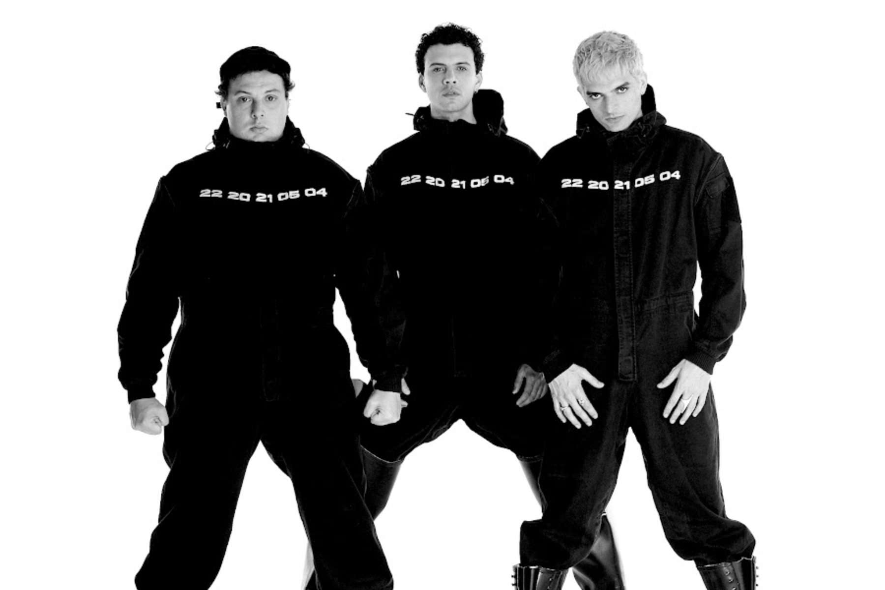 Usted Señalemelo con trajes negros