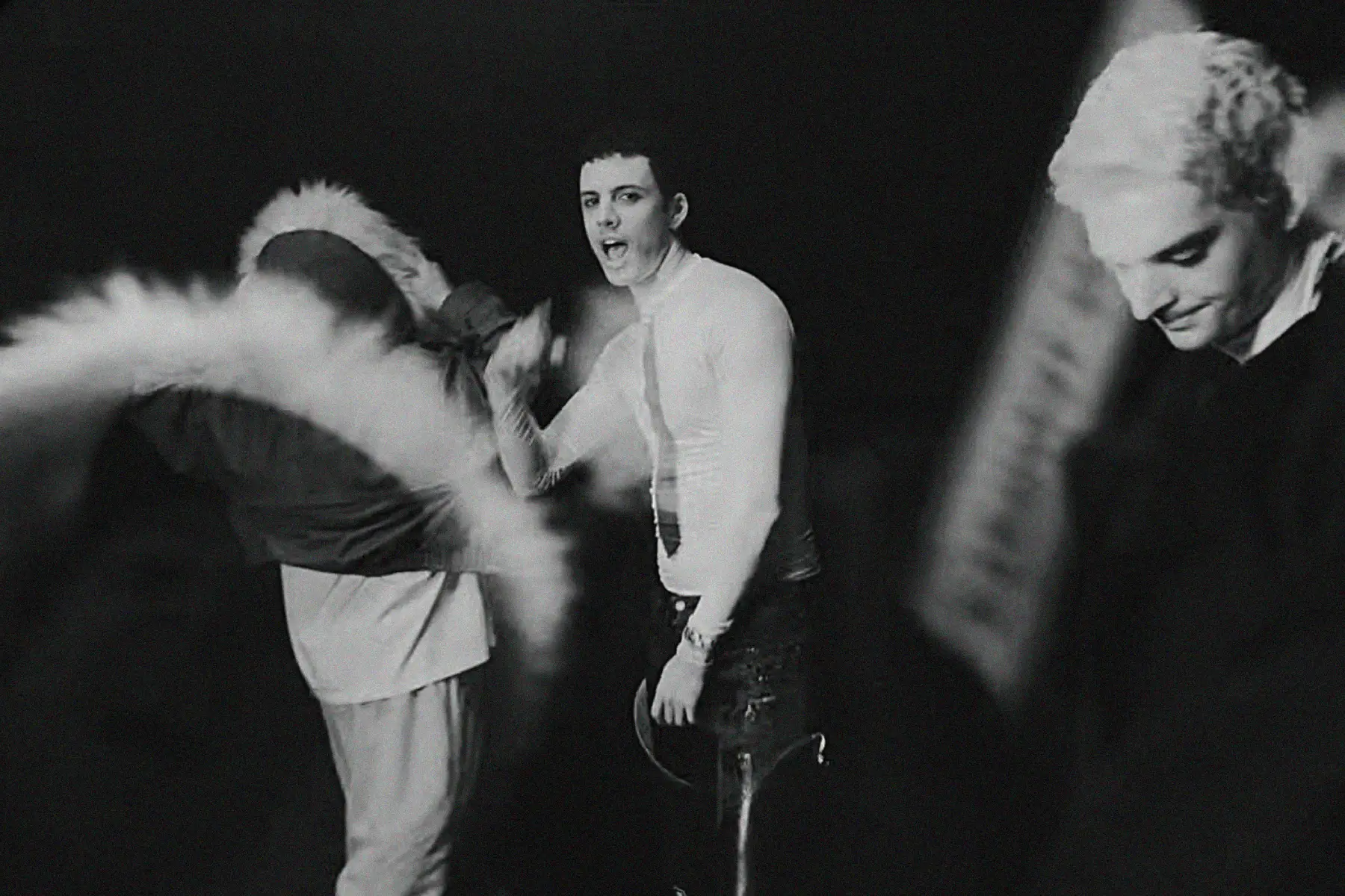 Usted Señalemelo en el videoclip de “Deseo”