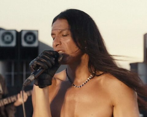 A.CHAL sosteniendo un micrófono