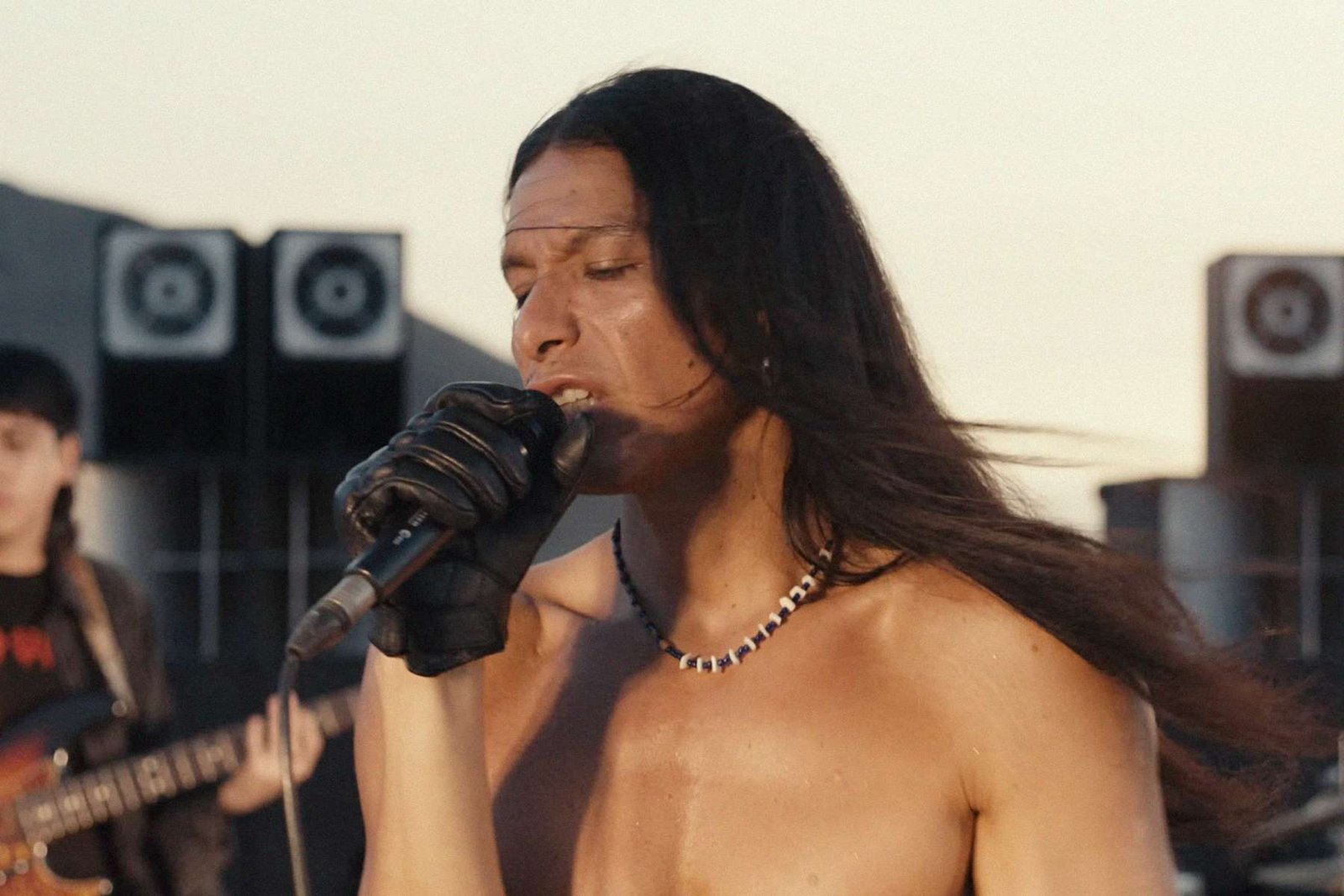 A.CHAL sosteniendo un micrófono