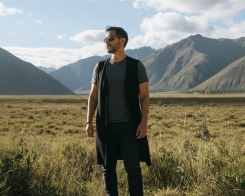 André Torres parado en un campo abierto