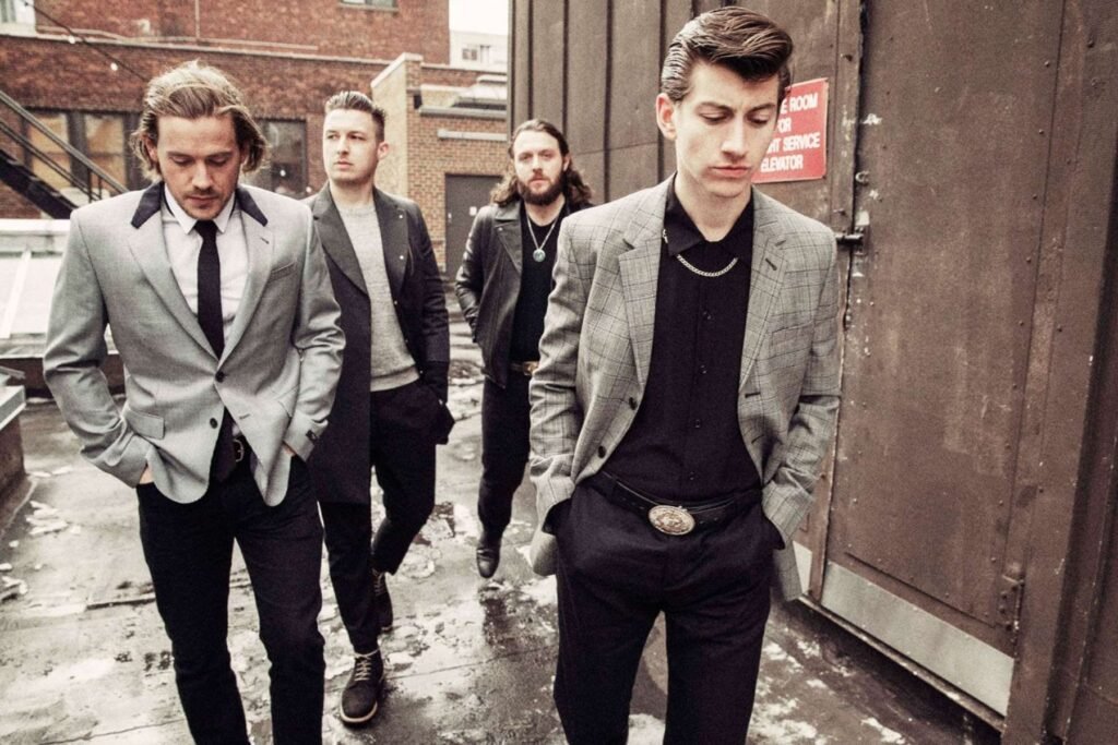 Arctic Monkeys caminando por una calle